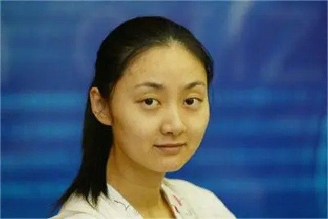 “深圳玫瑰”邢丹葬礼：与老公丛飞合葬，五岁女儿痛哭，千人送别