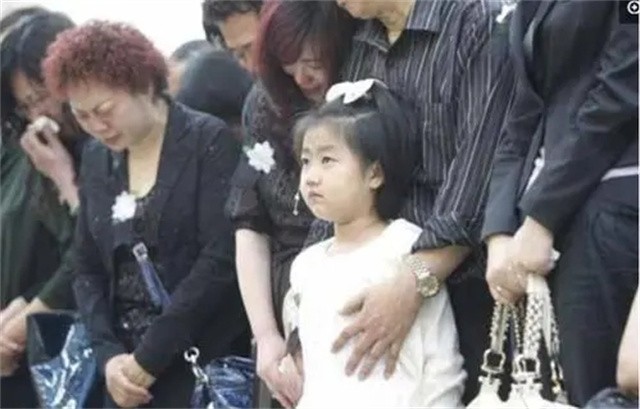 “深圳玫瑰”邢丹葬礼：与老公丛飞合葬，五岁女儿痛哭，千人送别