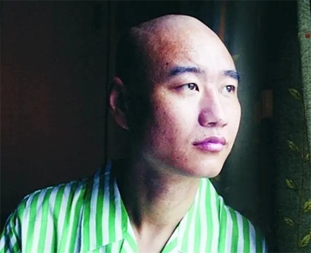 “深圳玫瑰”邢丹葬礼：与老公丛飞合葬，五岁女儿痛哭，千人送别