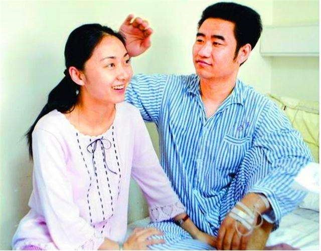 “深圳玫瑰”邢丹葬礼：与老公丛飞合葬，五岁女儿痛哭，千人送别