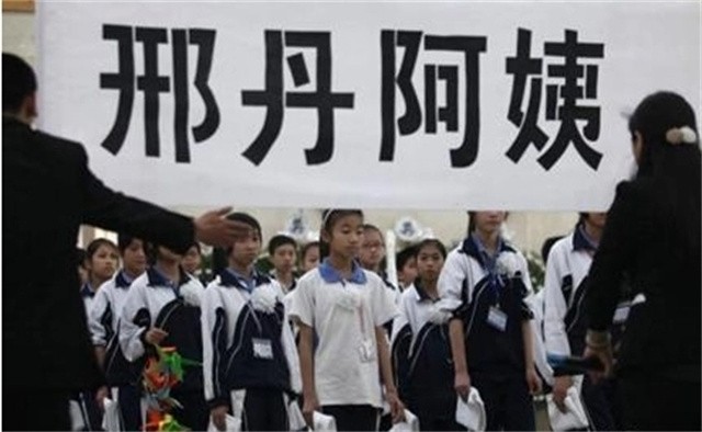 “深圳玫瑰”邢丹葬礼：与老公丛飞合葬，五岁女儿痛哭，千人送别