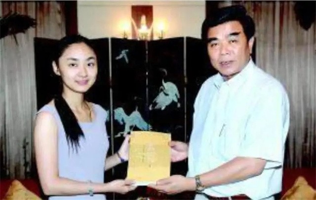 “深圳玫瑰”邢丹葬礼：与老公丛飞合葬，五岁女儿痛哭，千人送别