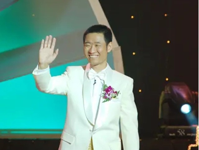 “深圳玫瑰”邢丹葬礼：与老公丛飞合葬，五岁女儿痛哭，千人送别