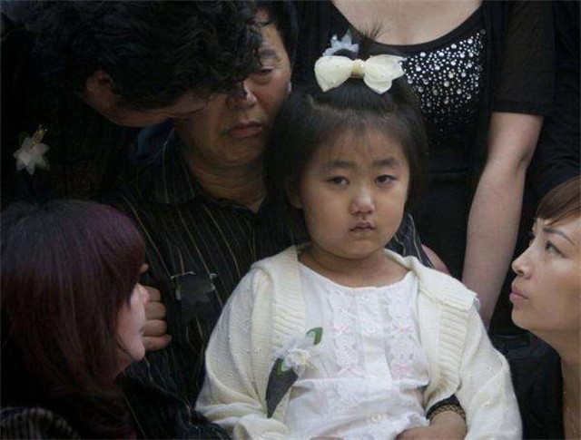 “深圳玫瑰”邢丹葬礼：与老公丛飞合葬，五岁女儿痛哭，千人送别