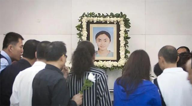 “深圳玫瑰”邢丹葬礼：与老公丛飞合葬，五岁女儿痛哭，千人送别