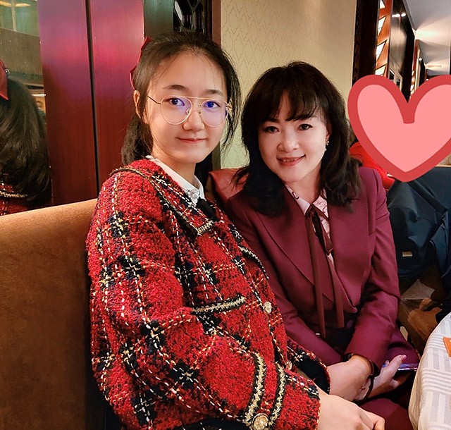 “深圳玫瑰”邢丹葬礼：与老公丛飞合葬，五岁女儿痛哭，千人送别