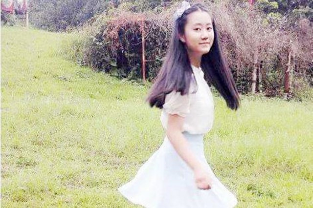 “深圳玫瑰”邢丹葬礼：与老公丛飞合葬，五岁女儿痛哭，千人送别