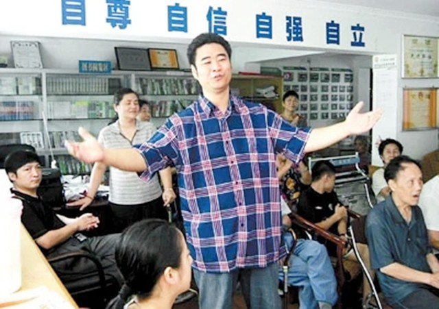 “深圳玫瑰”邢丹葬礼：与老公丛飞合葬，五岁女儿痛哭，千人送别