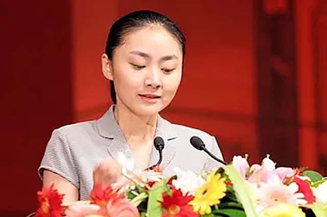 “深圳玫瑰”邢丹葬礼：与老公丛飞合葬，五岁女儿痛哭，千人送别