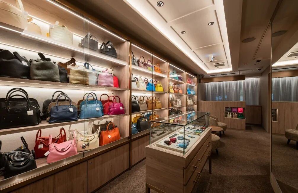 二手高奢与本土新锐夹击，轻奢品牌如何反攻？