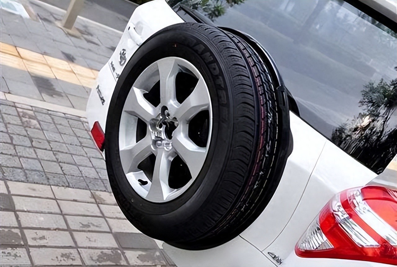 关键时刻爆胎却换不上？原来备胎在后备箱里已经“过期报废”