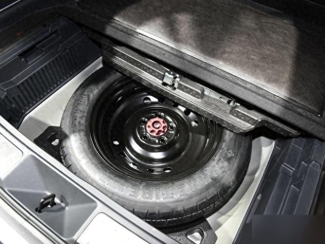 备胎使用禁忌：非全尺寸轮胎的时速限制与更换里程标准