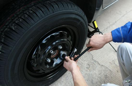 备胎使用禁忌：非全尺寸轮胎的时速限制与更换里程标准