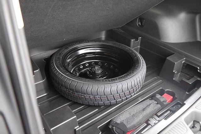 备胎使用禁忌：非全尺寸轮胎的时速限制与更换里程标准