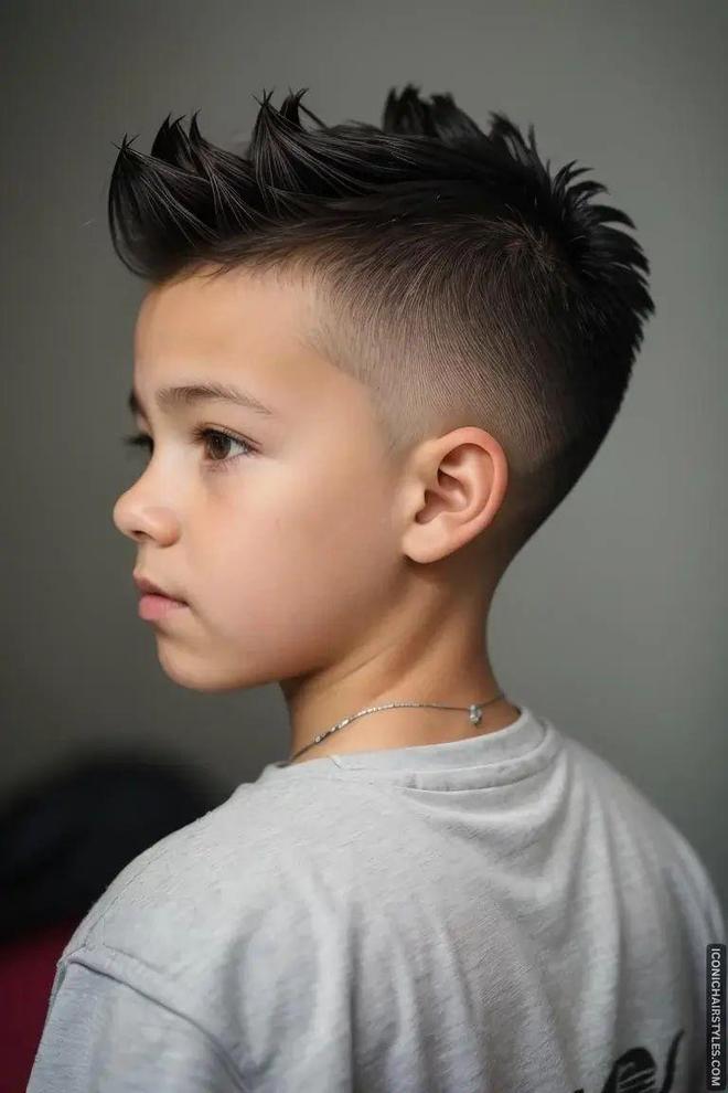 小男孩发型有多绝？渐变、刻痕……把童真和潮流焊死在头上
