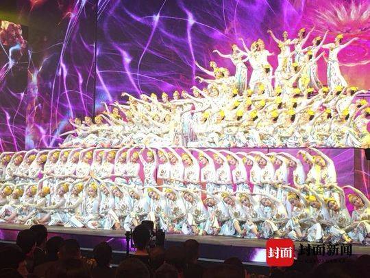 “春晚钉子户”坐观众席19年 今年因腿抽筋中途离场