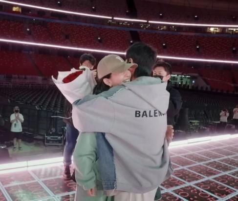 结婚14年后，姐弟恋的“残酷现实”，在张杰身上展现得淋漓尽致