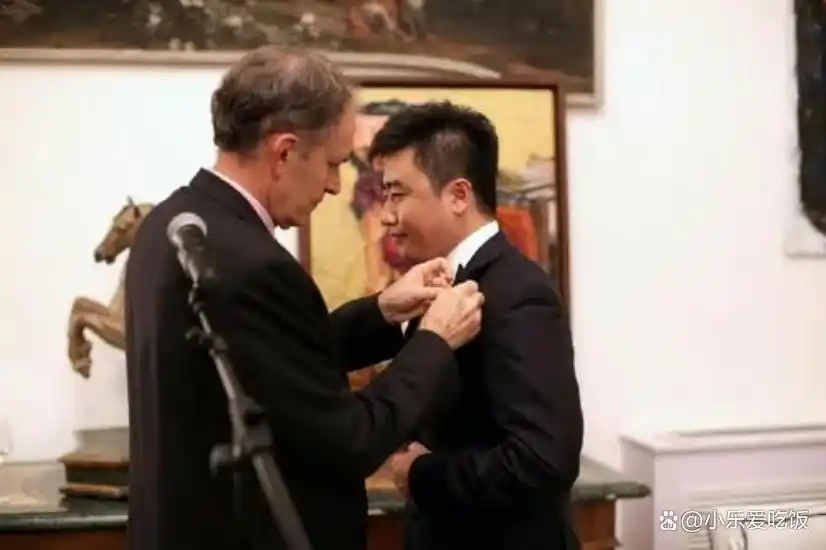 回顾央视名嘴芮成钢：因贪污受贿入狱6年，出狱后年薪300万引争议