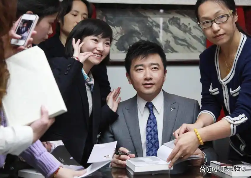 回顾央视名嘴芮成钢：因贪污受贿入狱6年，出狱后年薪300万引争议