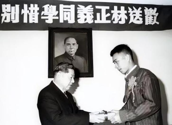 1979年台军连长游泳回大陆，后成中国顶级智囊，父亲去世隔空祭拜