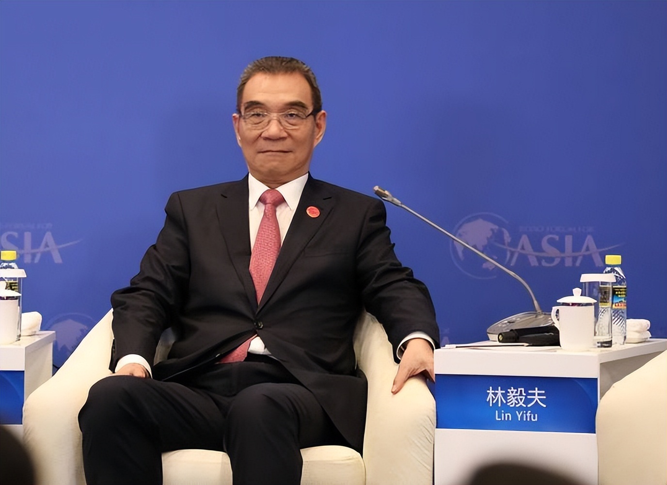 1979年台军连长游泳回大陆，后成中国顶级智囊，父亲去世隔空祭拜