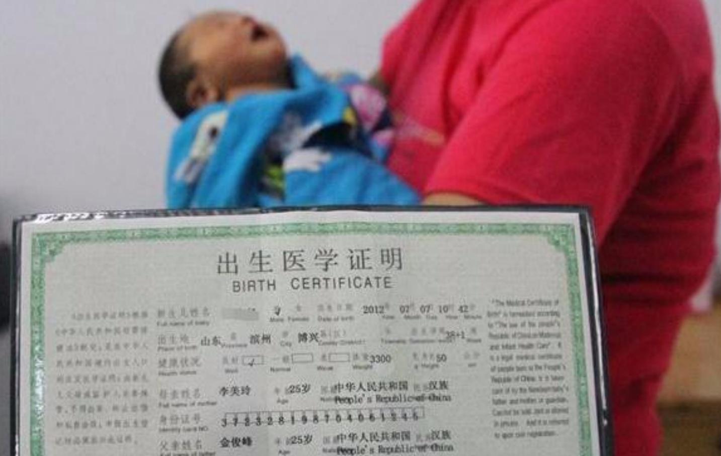 宝宝姓吴，护士手误将名字打错，宝妈看后不怒反笑：不改了