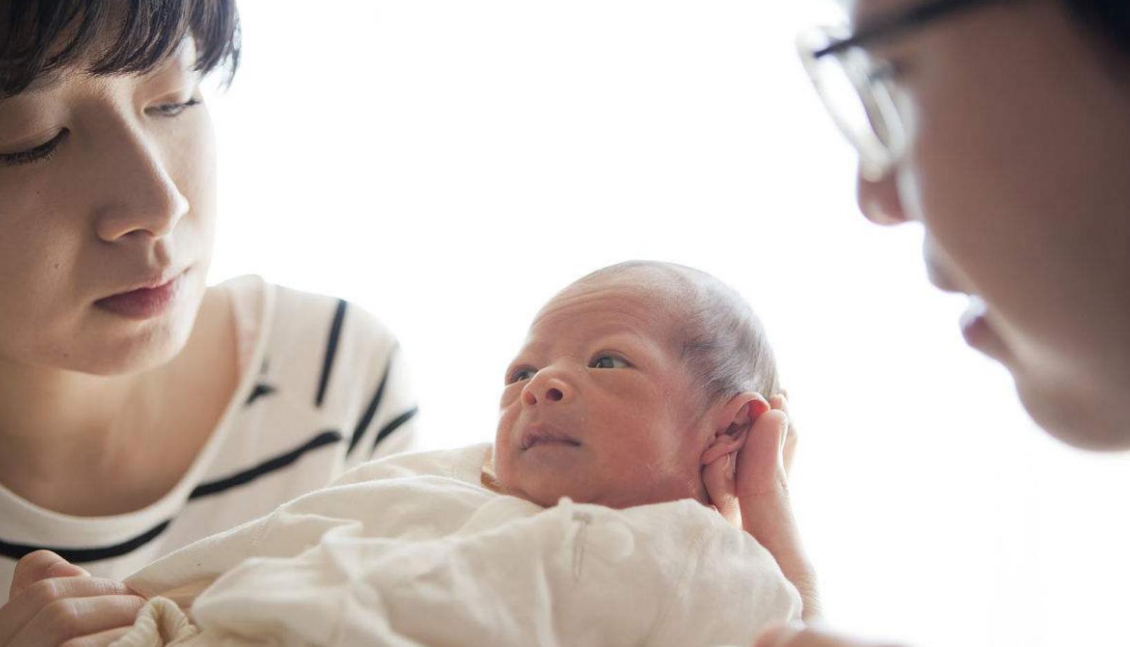 宝宝姓吴，护士手误将名字打错，宝妈看后不怒反笑：不改了