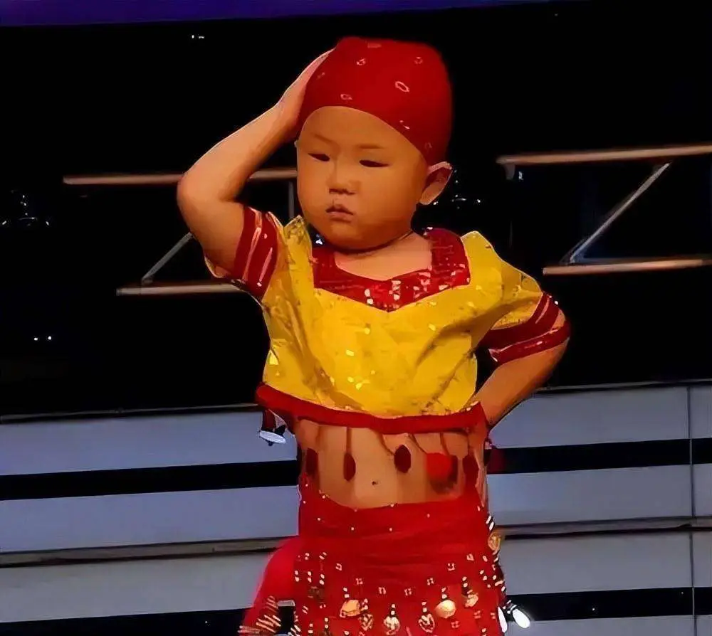 7岁赚百万的春晚童星张峻豪，父母拒当摇钱树，如今活成普通少年