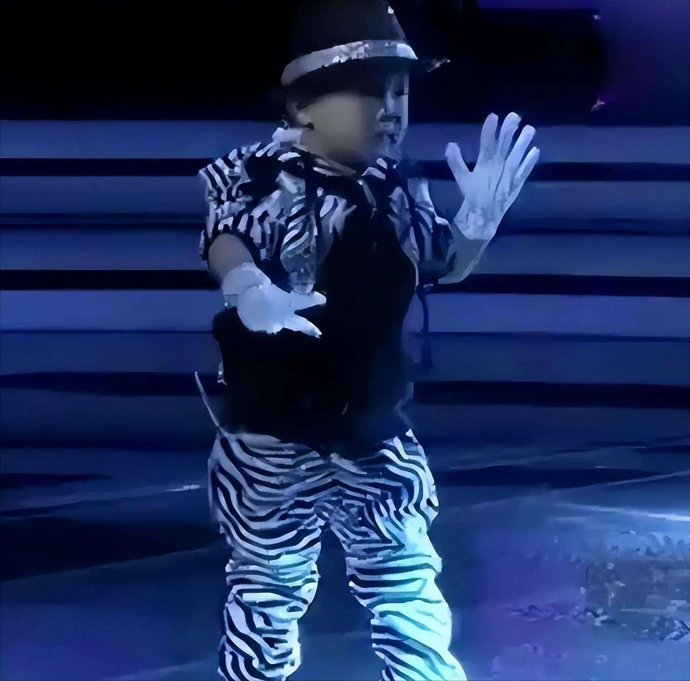 7岁赚百万的春晚童星张峻豪，父母拒当摇钱树，如今活成普通少年