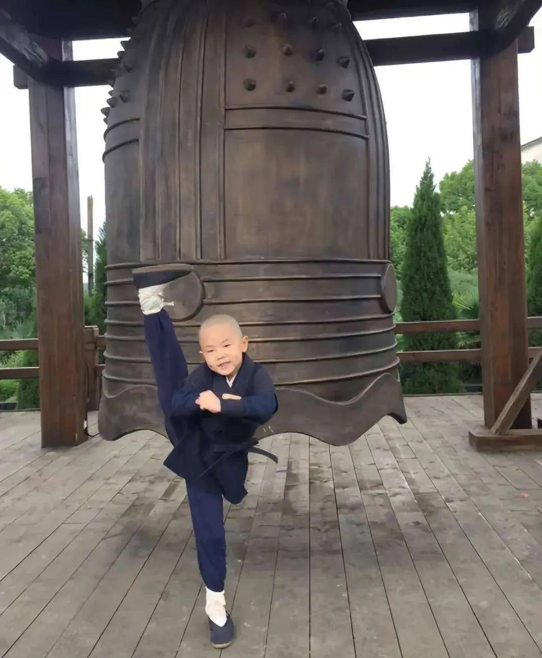 7岁赚百万的春晚童星张峻豪，父母拒当摇钱树，如今活成普通少年