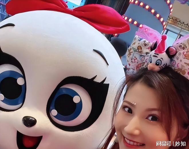 都是广东主持人，没想到他俩是夫妻，结婚生子多年，一起打拼事业