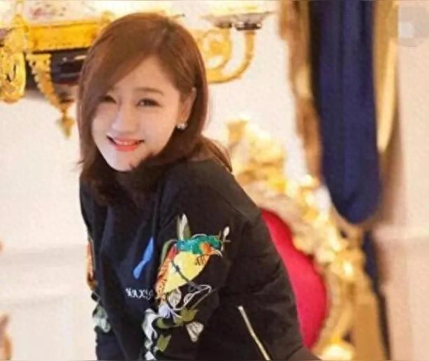 48岁薛佳凝晒出家居照，仅“一佛堂〞就圈粉无数，那叫一个高级！