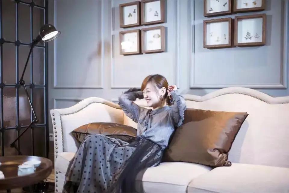 48岁薛佳凝晒出家居照，仅“一佛堂〞就圈粉无数，那叫一个高级！