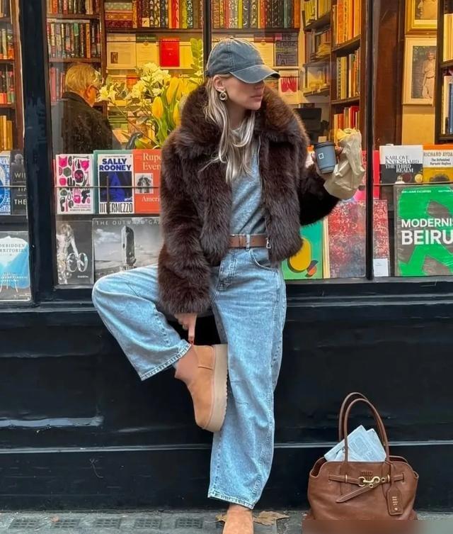 “牛仔裤+雪地靴”今年冬天太火了，谁穿都美