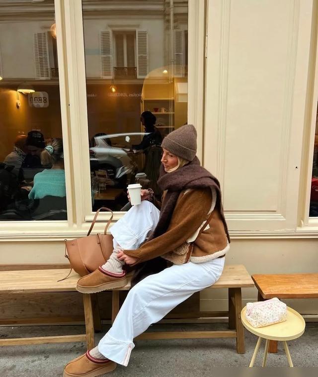 “牛仔裤+雪地靴”今年冬天太火了，谁穿都美