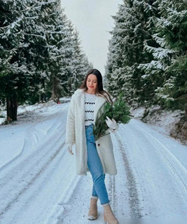 “牛仔裤+雪地靴”今年冬天太火了，谁穿都美