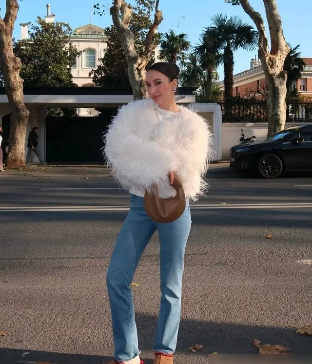 “牛仔裤+雪地靴”今年冬天太火了，谁穿都美