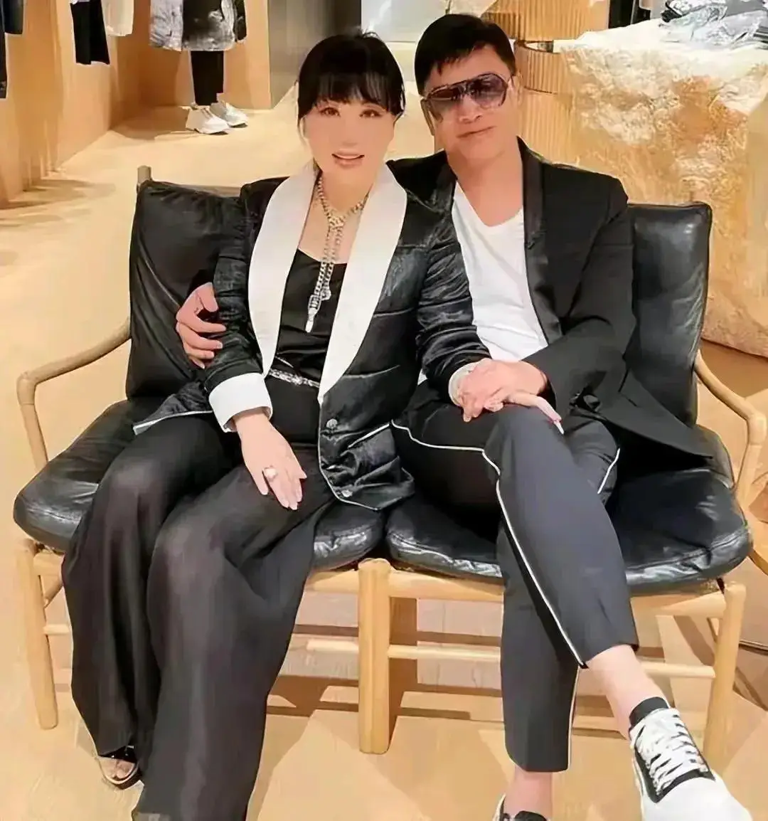 吕良伟：三婚娶小15岁富婆，47岁生一子，现在他还好吗？