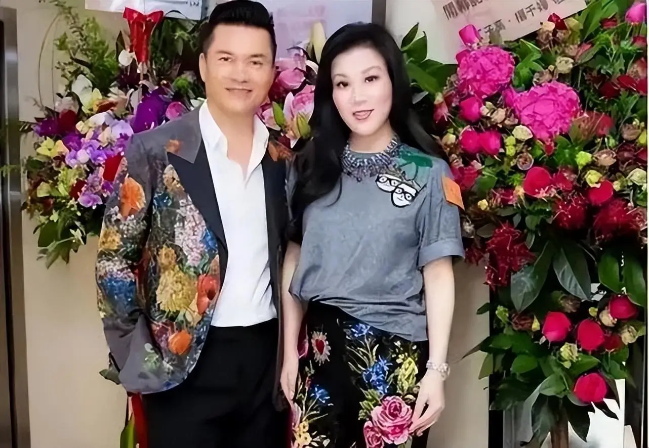 吕良伟：三婚娶小15岁富婆，47岁生一子，现在他还好吗？