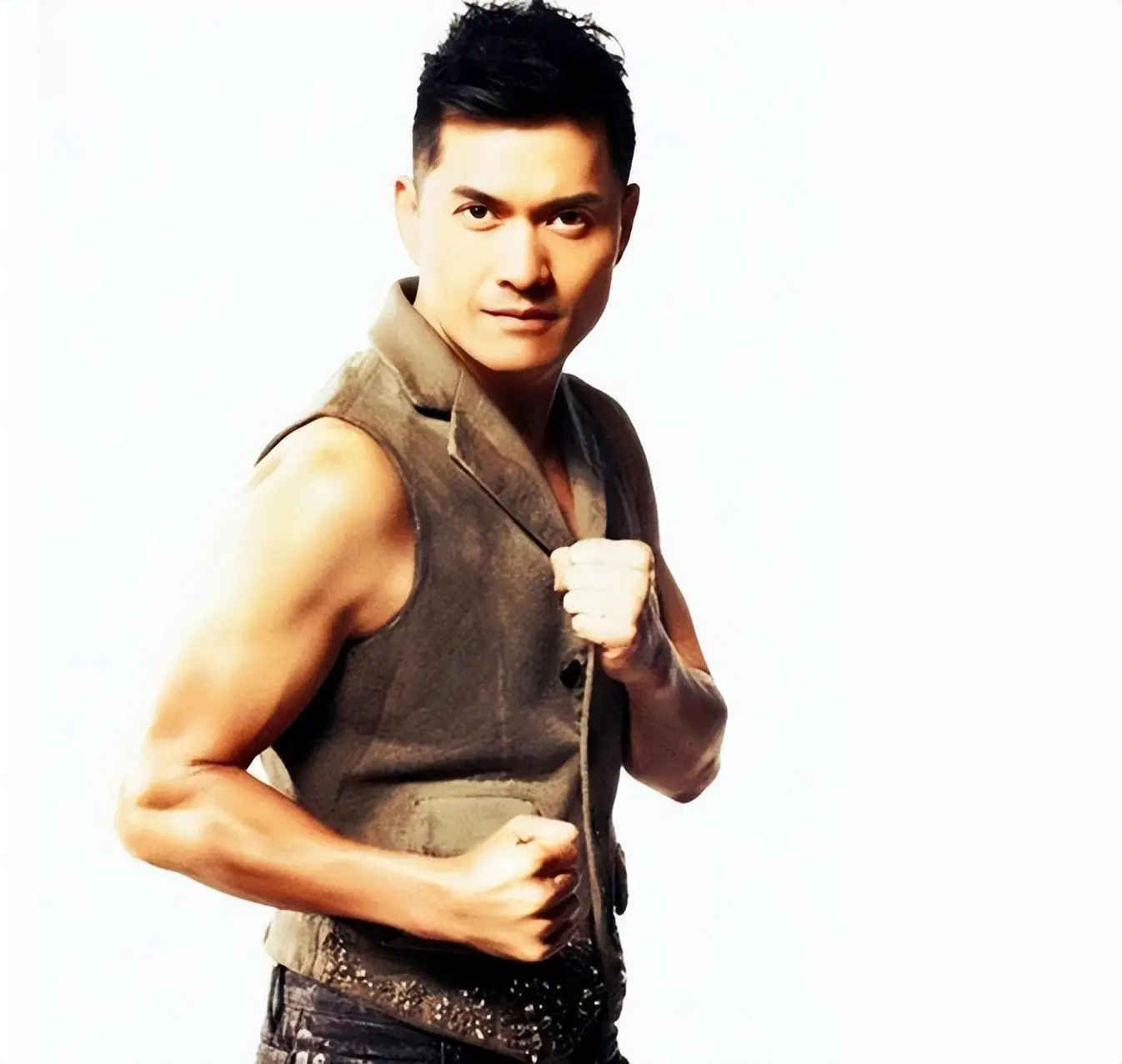 吕良伟：三婚娶小15岁富婆，47岁生一子，现在他还好吗？