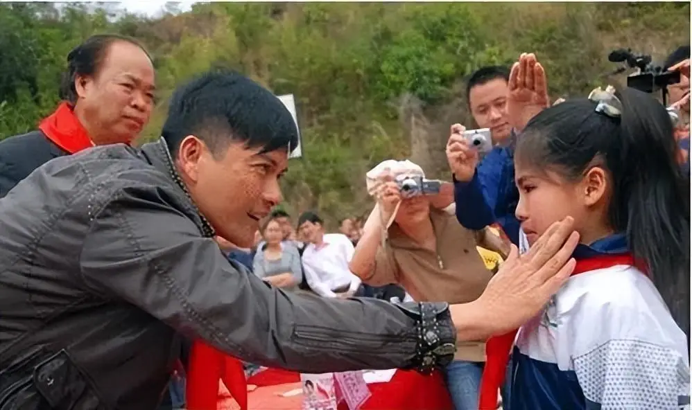 吕良伟：三婚娶小15岁富婆，47岁生一子，现在他还好吗？