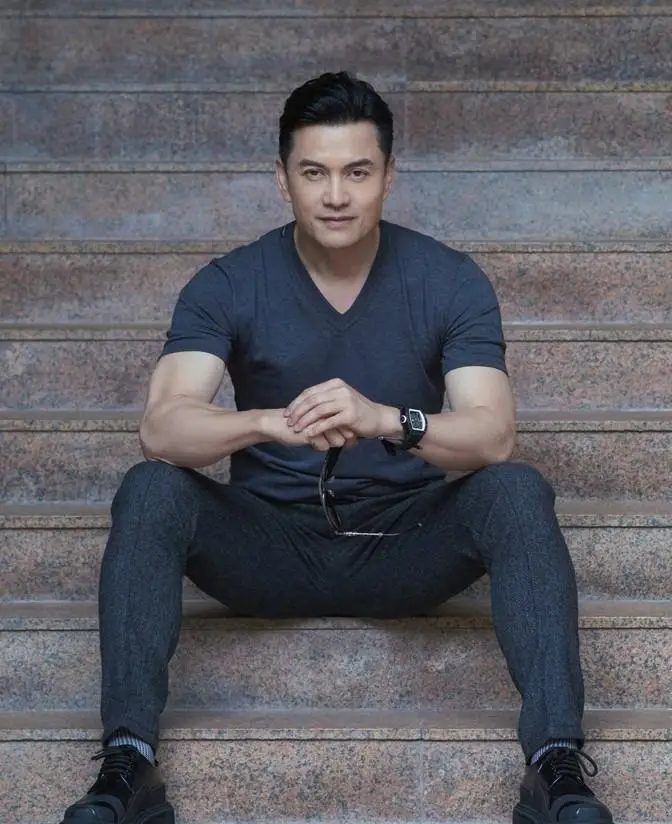 吕良伟：三婚娶小15岁富婆，47岁生一子，现在他还好吗？