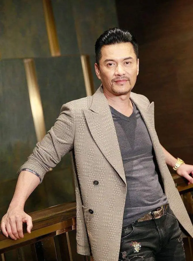 吕良伟：三婚娶小15岁富婆，47岁生一子，现在他还好吗？