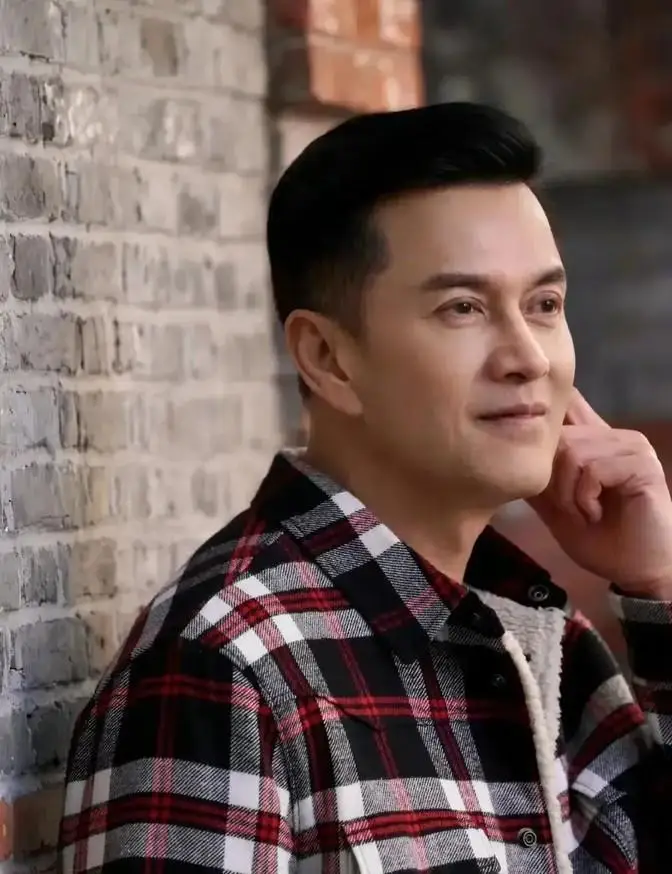 吕良伟：三婚娶小15岁富婆，47岁生一子，现在他还好吗？