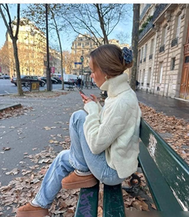 “牛仔裤+雪地靴”今年冬天太火了，谁穿都美