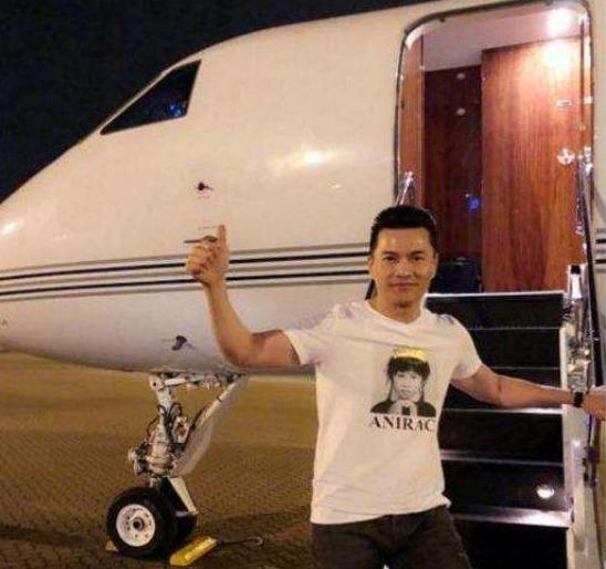 三婚的吕良伟，老婆个个貌美如花，64岁身材健美，私人飞机随便耍