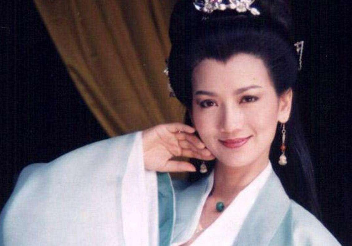 三婚的吕良伟，老婆个个貌美如花，64岁身材健美，私人飞机随便耍