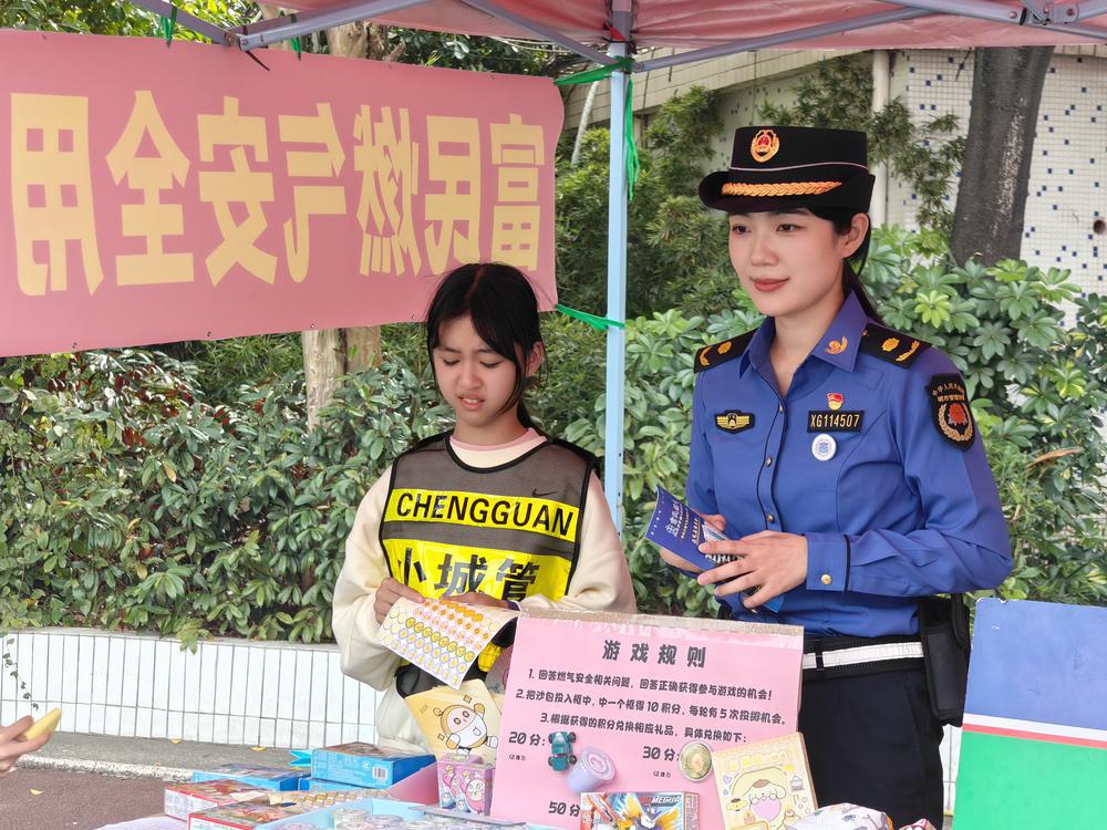 东莞虎门：校园“跳蚤市场”开市，“小城管”正式上岗