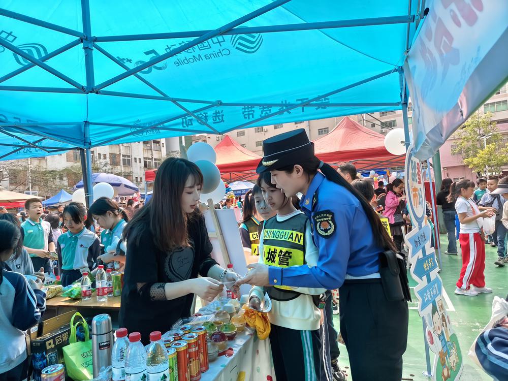 东莞虎门：校园“跳蚤市场”开市，“小城管”正式上岗