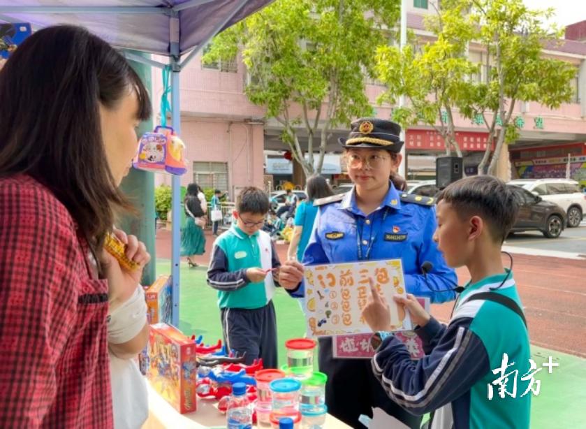 东莞校园“跳蚤市场”来了小小“城管员”